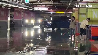 獨／百貨停車場淹水　愛車泡臭水車主傻眼