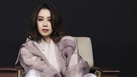 製作專輯的過程，徐懷鈺自認變成一個挑剔的人，如果想罵她大頭症的話，就趁這時候罵吧。（圖／鏡週刊提供）