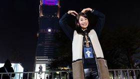 賈永婕扛下101跨年煙火之後，開心與101合照。（圖／翻攝自賈永婕臉書）