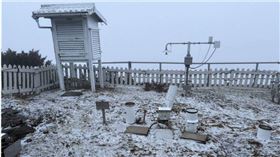 玉山0.3度！天空降雨夾冰霰　銀白美景曝