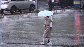 大雨,雨,下雨,雨天,降雨,天氣,氣象,路人。（圖／記者鄭孟晃攝影）