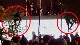 台中跨年驚現「屁孩」帶隊爬屋頂看煙火
（圖／翻攝畫面）