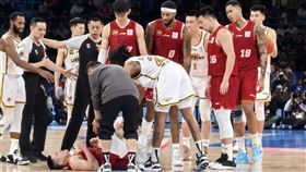效力CBA北京首鋼隊的台灣隊後衛陳盈駿在外線出手後疑似遭遼寧球員做出危險的「埋地雷」犯規動作，不慎扭傷右腳。（圖／翻攝自虎撲CBA微博）