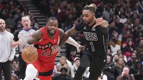 ▲羅素（D'Angelo Russell）轉戰籃網首戰轟22分，但球隊被暴龍中止11連敗。（圖／美聯社／達志影像）