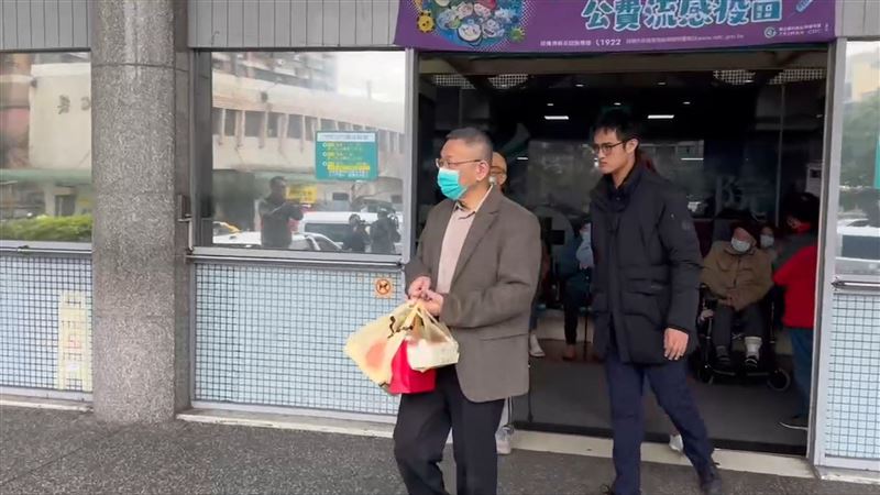 新／柯文哲探父40分鐘「提3袋」食物北返