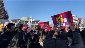 韓國民眾聚集國會外抗議韓國民眾7日聚集在國會外抗議，要求總統尹錫悅下台。中央社記者廖禹揚首爾攝  113年12月7日