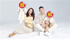 毛加恩（右）一家四口拍照亮相。（圖／《嬰兒與母親》雜誌提供）