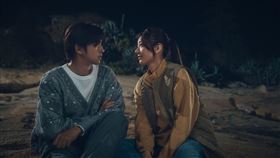 《不如海邊吹吹風》陳柏霖和郭雪芙心動對視。（圖／大川大立提供）