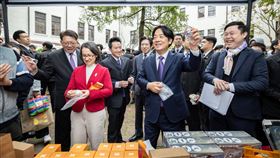 總統賴清德、副總統蕭美琴昨（1）日在總統府親自發送春聯、紅包袋及「總統府限定版乖乖」，同時逛總統府市集。（圖／總統府提供)