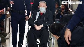 北院第三度召開羈押庭，沈慶京坐輪椅抵達。（圖／記者李依璇攝影）