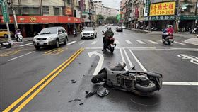 老翁騎車準備左轉時，慘遭對向撞飛。（圖／警方提供）