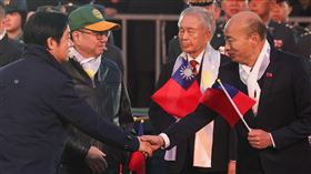 元旦升旗  賴總統與韓國瑜握手致意114年總統府元旦升旗典禮1日清晨在總統府前廣場舉行，總統賴清德（前左）與立法院長韓國瑜（前右）在典禮結束後握手致意。中央社記者吳家昇攝  114年1月1日