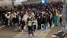耶誕城人潮眾多，警方迅速指揮協助民眾穿越路口。（圖／警方提供）