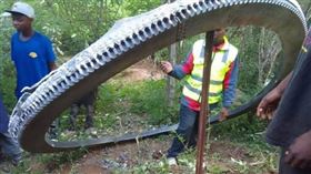 500公斤金屬環「從天而降」到肯亞。（圖／翻攝自X）