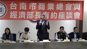 郭智輝台南市商業總會座談經濟部長郭智輝（中）2日隨立法院經濟委員會南下考察，並出席台南市商業總會座談活動，會中指總統賴清德交代優先處理台南困難，了解台南面對未來需要什麼協助。中央社記者張榮祥台南攝  114年1月2日