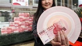 農曆春節將至  8家金融機構開放換新鈔（2）農曆春節將至，中央銀行宣布，已洽請8家金融機構、選定456家分行（郵局）作為指定兌鈔地點，民眾可於1日至7日、共5個營業日，就近至指定兌鈔地點換新鈔。圖為台銀員工展示百元新鈔。中央社記者吳家昇攝  113年2月1日