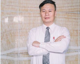 李建璋醫師除了是台大急診部醫師，同時也是衛福部資訊處長，生活極為忙碌。(圖/取自台大醫院官網)