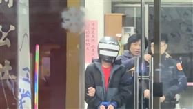 犯嫌被移送時，神情冷漠。（圖／翻攝畫面）