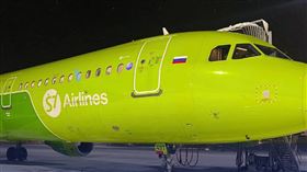 俄羅斯空巴客機降落「衝出跑道」 圖／翻攝自X@shanghaidaily