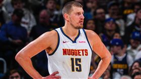 金塊球星「小丑」約基奇（Nikola Jokic）上陣僅30分鐘就繳出23分17籃板15助攻的「大三元」超狂成績。（圖／翻攝自金塊隊X）