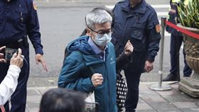 李文宗抵北院（1）北檢不服北院就民眾黨前主席柯文哲等人交保裁定，再度提起抗告。台灣高等法院1日撤銷原裁定，發回北院更裁。北院預計2日晚間6時開庭，前台北市長辦公室主任李文宗（中）中午到北院報到。中央社記者徐肇昌攝  114年1月2日