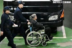 沈慶京被上銬、搭輪椅，解送台北看守所。（圖／記者鄭孟晃攝影）