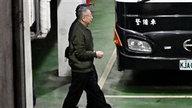 柯文哲被上銬後，解送台北看守所。（圖／記者鄭孟晃攝影）