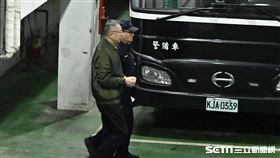 柯文哲被上銬後，解送台北看守所。（圖／記者鄭孟晃攝影）