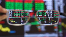 台股下跌203點  創9年來開紅盤日最差表現台股2日開低走低，終場收在22832.06點，下跌203.04點，創9年來開紅盤日最差表現，成交值新台幣3698.89億元。中央社記者張新偉攝  114年1月2日