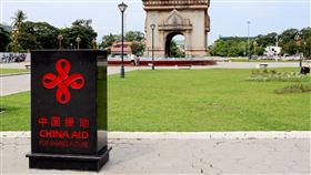 寮國對中國團客免簽喊卡寮國2024年下半年給予中國團客免簽，但低價陸客團被一條龍模式壟斷，寮國業者難以受惠。寮國宣布自2025年1月1日起不再實施團客免簽政策。圖為寮國永珍凱旋門廣場前公園的中國援助石碑。攝於2024年7月4日。中央社記者陳家倫永珍攝  114年1月2日