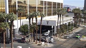 特斯拉Cybertruck停靠在拉斯維加斯川普國際飯店正門前，接著發生「劇烈爆炸」。（圖／美聯社／達志影像）