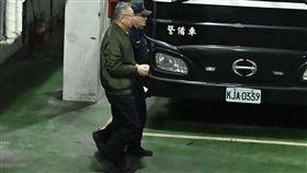 柯文哲被上銬後，解送台北看守所。（圖／記者鄭孟晃攝影）