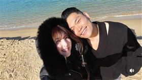 李玖哲（右）驚喜曬出與愛妻相馬茜的合照。（圖／翻攝臉書）