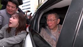 小草在民眾黨中央大樓外苦守柯文哲，見柯的座車離去高喊阿北辛苦了