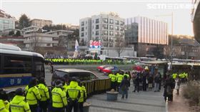 公搜處人員進入尹錫悅官邸執行逮捕令，部署45個機動部隊、約2700名警力，仍有大批支持者聚集在外，與警方對峙。（圖／AP）