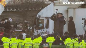 公搜處人員進入尹錫悅官邸執行逮捕令，部署45個機動部隊、約2700名警力，仍有大批支持者聚集在外，與警方對峙。（圖／AP）