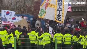 公搜處人員進入尹錫悅官邸執行逮捕令，部署45個機動部隊、約2700名警力，仍有大批支持者聚集在外，與警方對峙。（圖／AP）