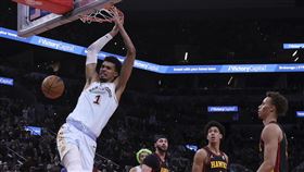 ▲221公分的溫班亞馬（Victor Wembanyama）生涯三分進球數竟然多於灌籃。（圖／美聯社／達志影像）