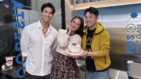 李明川（右起）找來何妤玟、兆群拍攝MV。（圖／產值娛樂提供）