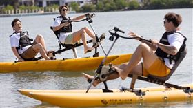 郭泓志（前）帶著明客莎莎（左2）、庹宗康（左1）大玩水上腳踏車。（圖／好看娛樂提供）