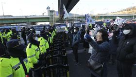 ▲尹錫悅的支持者舉行集會，反對法院發布逮捕令。（圖／美聯社／達志影像）