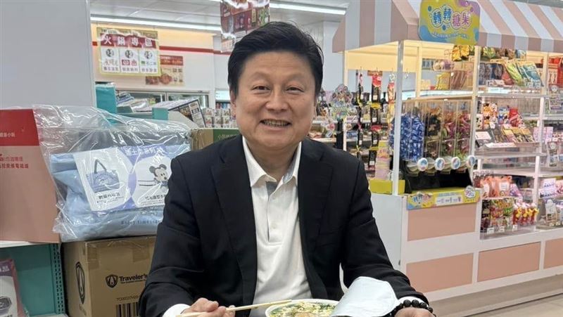 傅崐萁吃泡麵照曝光　要柯建銘別幫打廣告