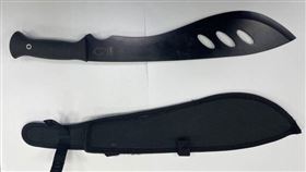 新北鄭男不滿被逼車，不但沿路逼車又叫囂，還拿出開山刀揮舞。（圖／翻攝畫面）