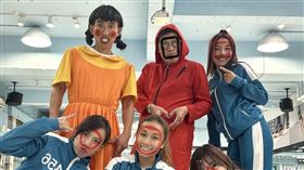 潘若迪（後排左）再度化身《魷魚遊戲》英熙娃娃。（圖／艾迪昇傳播提供）