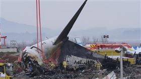 濟州航空,空難,現場發現「安全手冊碎片」,179人死亡，機長（圖／美聯社／達志影像）