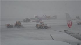 受到冬季氣壓分布與強烈寒流影響，日本青森縣青森機場出現積雪。（圖／翻攝自X @aomori_airport）