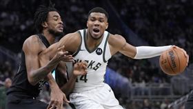 ▲「字母哥」安戴托昆波（Giannis Antetokounmpo）連26場比賽至少攻下20分、命中率5成。（圖／美聯社／達志影像） 