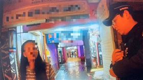 北市中正區懷寧街上一間養生館元旦當天遭女子持刀闖入砸店。（圖／翻攝畫面）