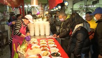 百元年菜開賣「物價調漲」　民眾排隊搶購