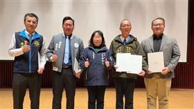 大樂透頭獎得主捐800萬給台中市政府，提供弱勢長者免費配老花眼鏡，社會局連結驗光師公會等4大公會提供配鏡服務。圖／台中市政府提供